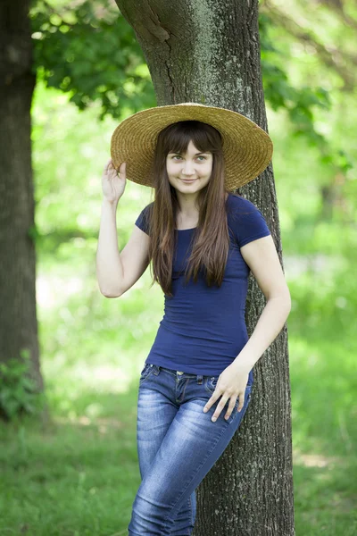 Молодая девушка моды в наушниках на зеленой весенней траве . — стоковое фото