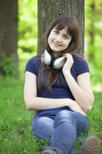 Moda młoda dziewczyna w biały kapelusz na zielonej trawie. — Zdjęcie stockowe