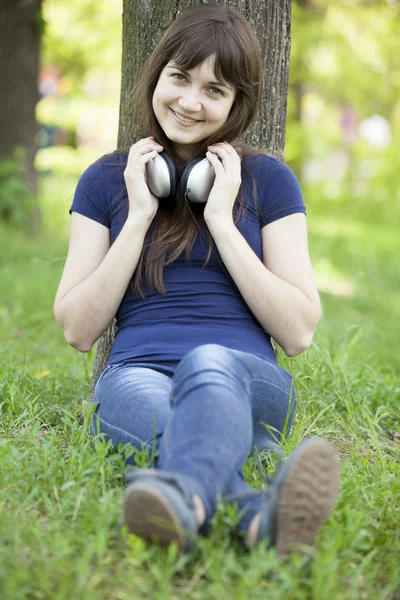 Young fashion girl in white hat at green grass. — Stock Photo, Image