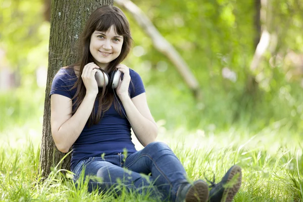 Молодая девушка в белой шляпе на зеленой траве . — стоковое фото