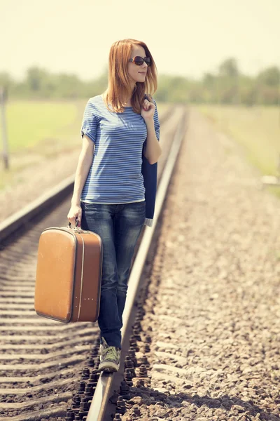 Chica de moda joven con maleta en los ferrocarriles . —  Fotos de Stock