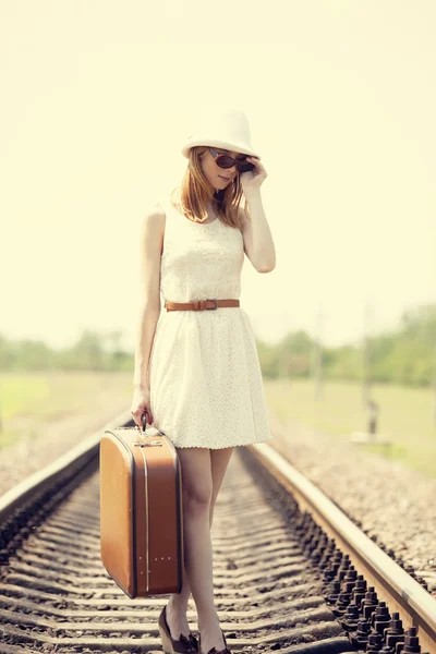 Jeune fille de la mode avec valise aux chemins de fer . — Photo