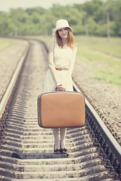 Giovane ragazza di moda con valigia alle ferrovie . — Foto Stock