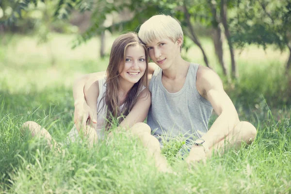 녹색 공원에서 젊은 십 대 커플. — 스톡 사진