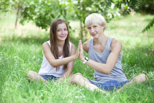 Jovem casal adolescente no parque verde . — Fotografia de Stock