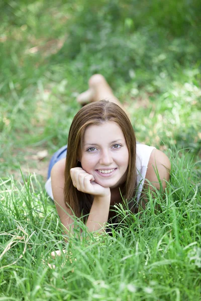 Adolescente chica n en el parque . — Foto de Stock