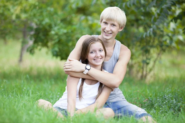 Jeune couple adolescent dans un parc verdoyant . — Photo