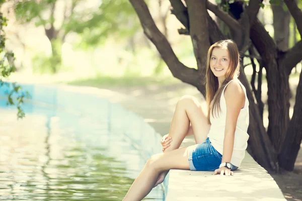 Parkta gölün yanında genç bir kız. — Stok fotoğraf