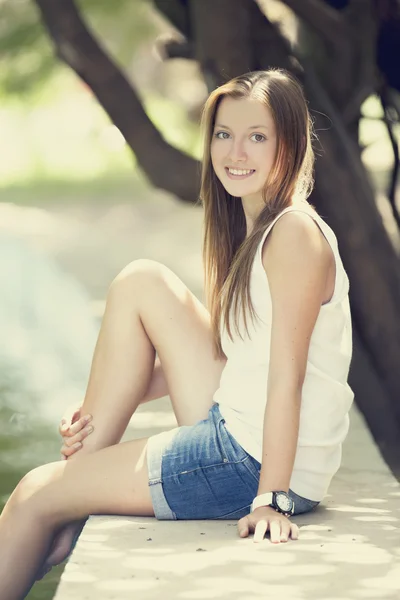 Menina adolescente perto do lago no parque. — Fotografia de Stock