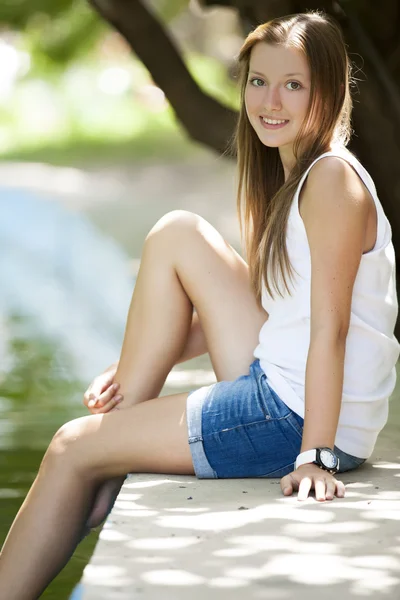 Nastolatka w pobliżu jeziora w parku. — Zdjęcie stockowe