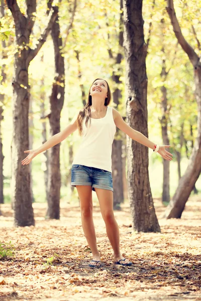 Lachende gelukkig meisje in herfst park — Stockfoto
