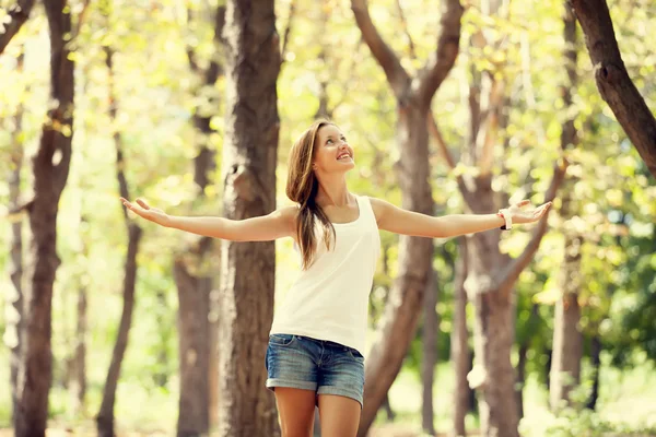Uśmiechający się zadowolony dziewczyna w parku jesień — Zdjęcie stockowe