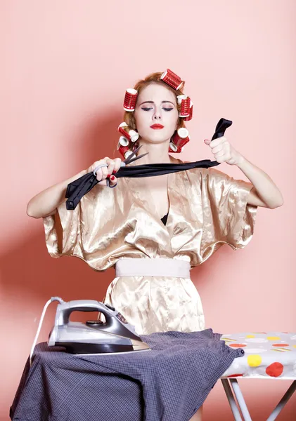 Huisvrouw met ijzer en krultang — Stockfoto