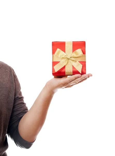 Чоловік тримає подарункову коробку на білому тлі . — стокове фото