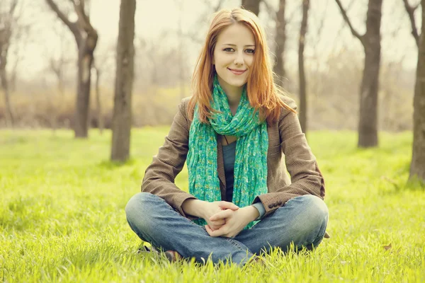 Bella ragazza dai capelli rossi in autunno parco — Foto Stock