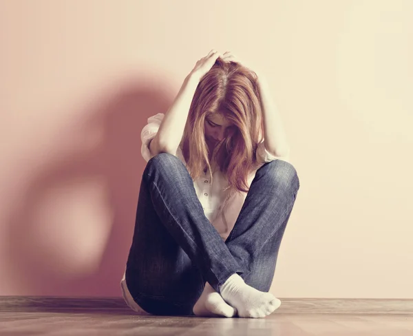Triste ragazza adolescente al piano vicino al muro . — Foto Stock