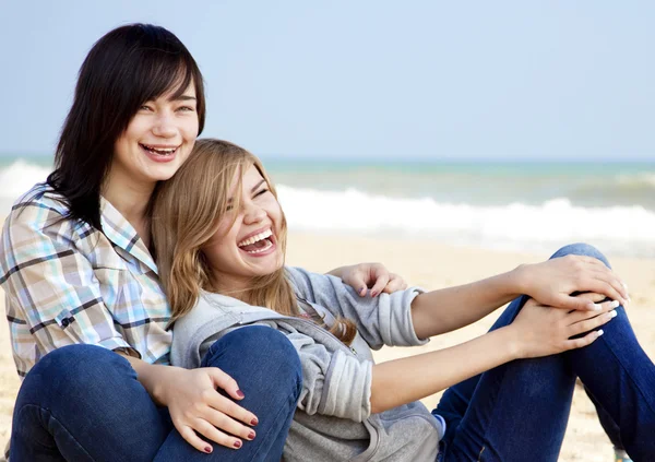 屋外で二人の女の子付近の海 — ストック写真