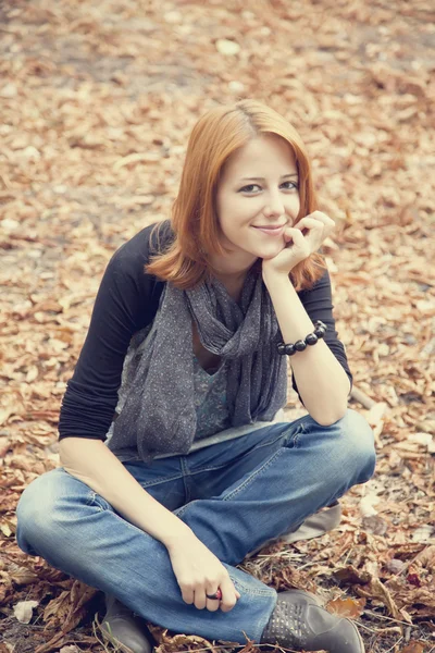 Hermosa chica pelirroja en el parque de otoño — Foto de Stock