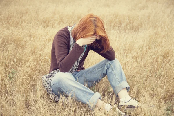 フィールドでの悲しい孤独な赤い髪の少女 — ストック写真