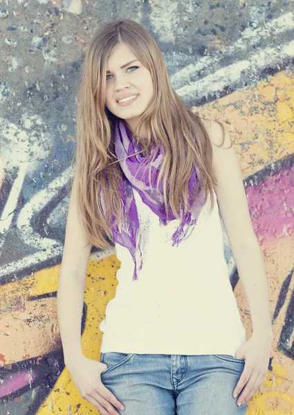 Stil Teen Girl in der Nähe von Graffiti-Wand. — Stockfoto