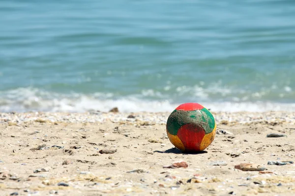 Ball on a beach — Stock Photo, Image