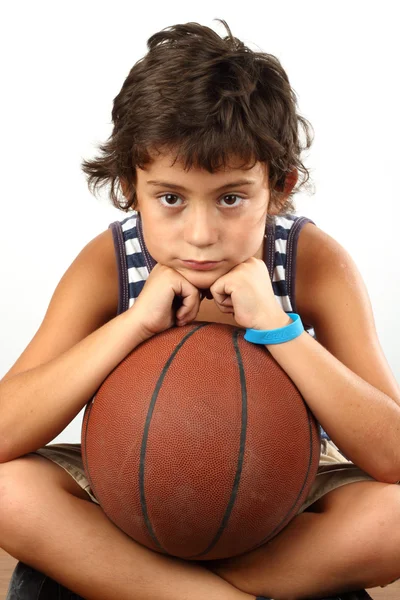 Αγόρι με μπάλα του μπάσκετ — Φωτογραφία Αρχείου
