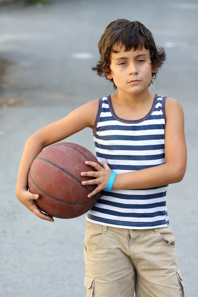 Menino com bola de basquete — Fotografia de Stock