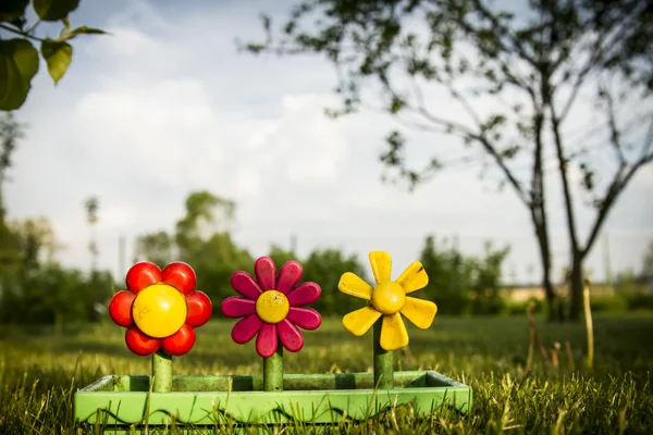 Пластиковые цветы в саду — стоковое фото