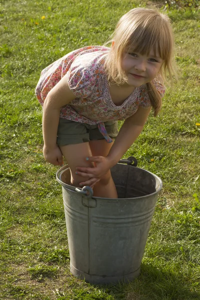年轻的姑娘在桶里洗 — 图库照片