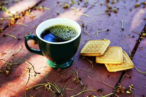 Чашка кави з печивом — стокове фото