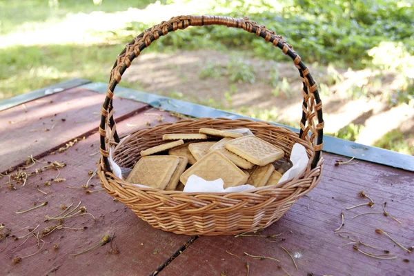 Galletas en una cesta —  Fotos de Stock