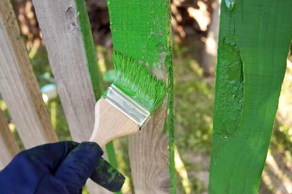 Malowanie ogrodzenia za pomocą pędzla — Zdjęcie stockowe