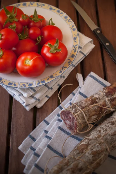 Pomidory i kiełbasa — Zdjęcie stockowe