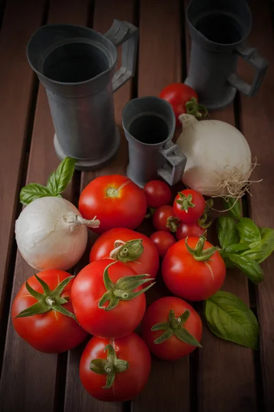 Uien en tomaten op houten tafel — Stockfoto