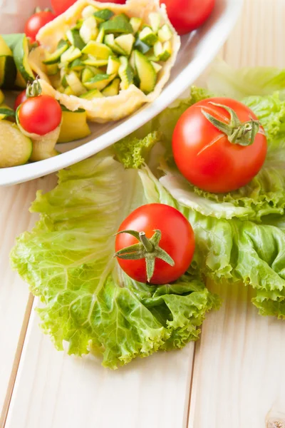 Sallad på tomater och zucchini — Stockfoto