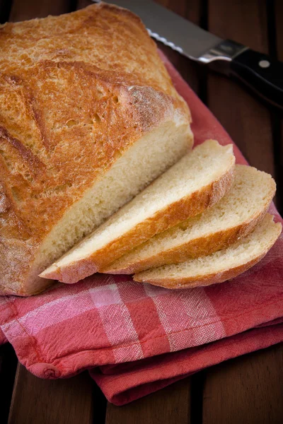 Сельский хлеб, разрезанный на ломтики — стоковое фото