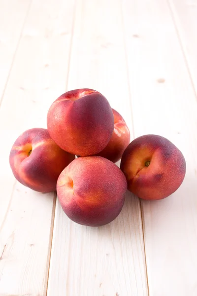 Персики на дерев'яному столі — стокове фото