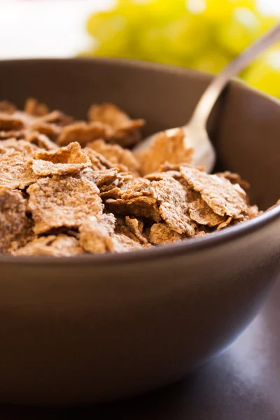 Copos integrales de cereales para el desayuno — Foto de Stock