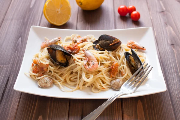 Spaghetti med musslor, kräftor och räkor — Stockfoto