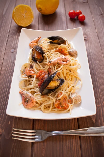 Spaghetti mit Venusmuscheln, Krebsen und Garnelen — Stockfoto