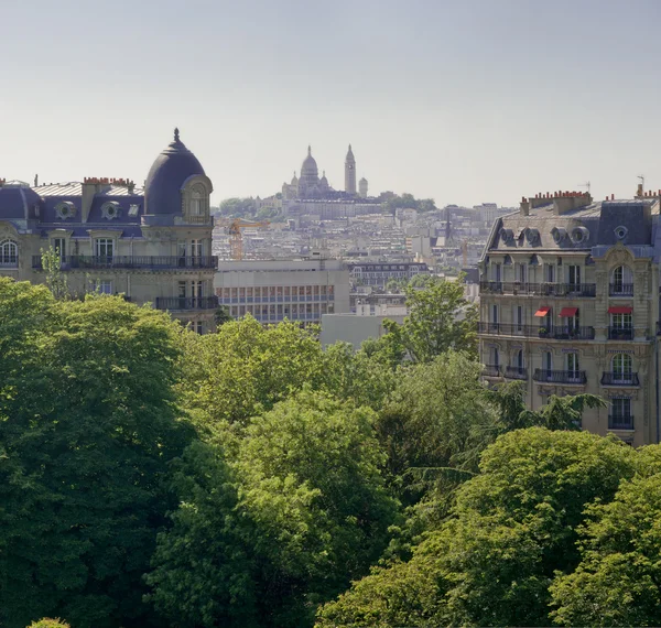 Montmartre pohled z buttes chaumont - Paříž — Stock fotografie