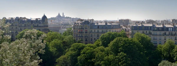 Montmartre Visa från buttes chaumont - paris — Stockfoto