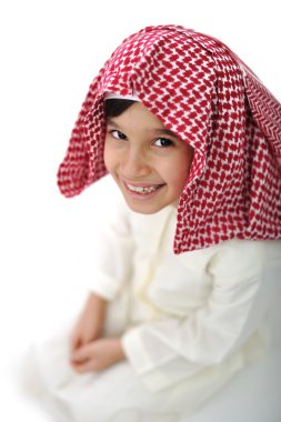 Geleneksel kıyafetleri olan Arap çocuk