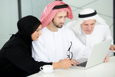başarılı ve mutlu bir iş toplantısı için Arapça oturma
