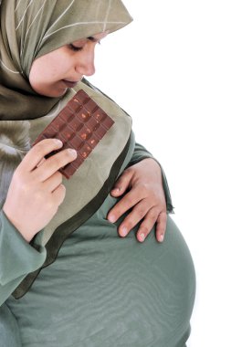 çikolata ile hamile Müslüman kadın