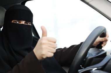 Arap Müslüman kadının peçe ve eşarp (türban ve niqab) sürüş araba