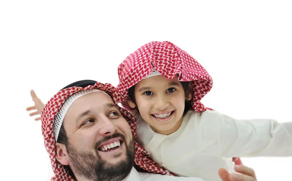 アラビア語のイスラム教の父と息子、幸せな家族 — ストック写真