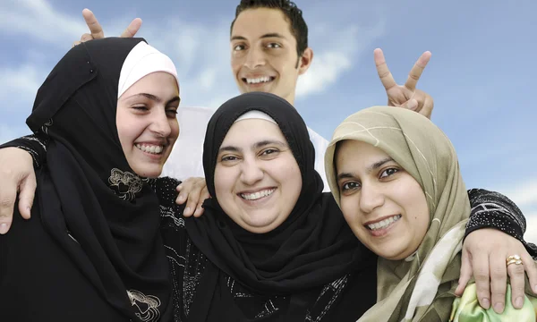Cuatro árabes musulmanes, retrato juntos, con cara divertida — Foto de Stock