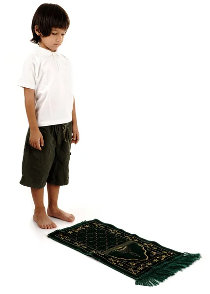 Müslüman çocuk dua ediyor. — Stok fotoğraf