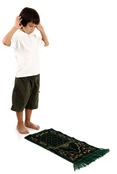 Garçon musulman priant — Photo